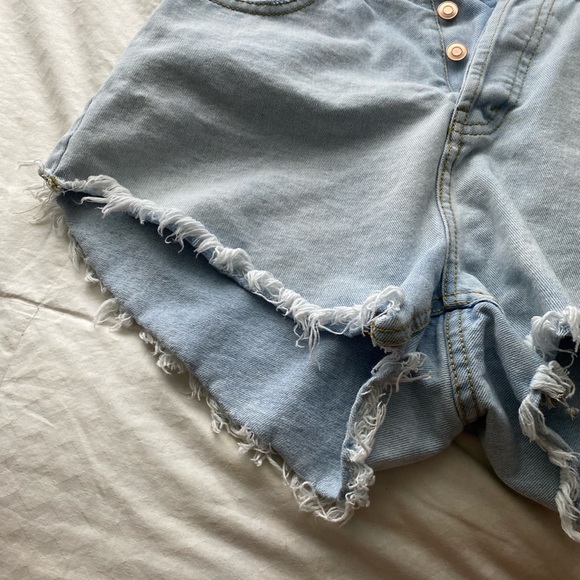 LIGHT WASH RIPPED DENIM SHORTS - Picture 4 of 5